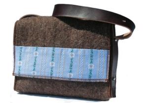 Umhängetasche; Schwingerstoff & Leder: Schweizer Tradition; 26 x 32 x 8 cm