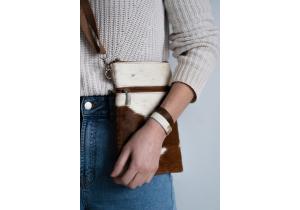 Umhängetasche; Vertikal; 23 x 17 cm; Braun / Weiss